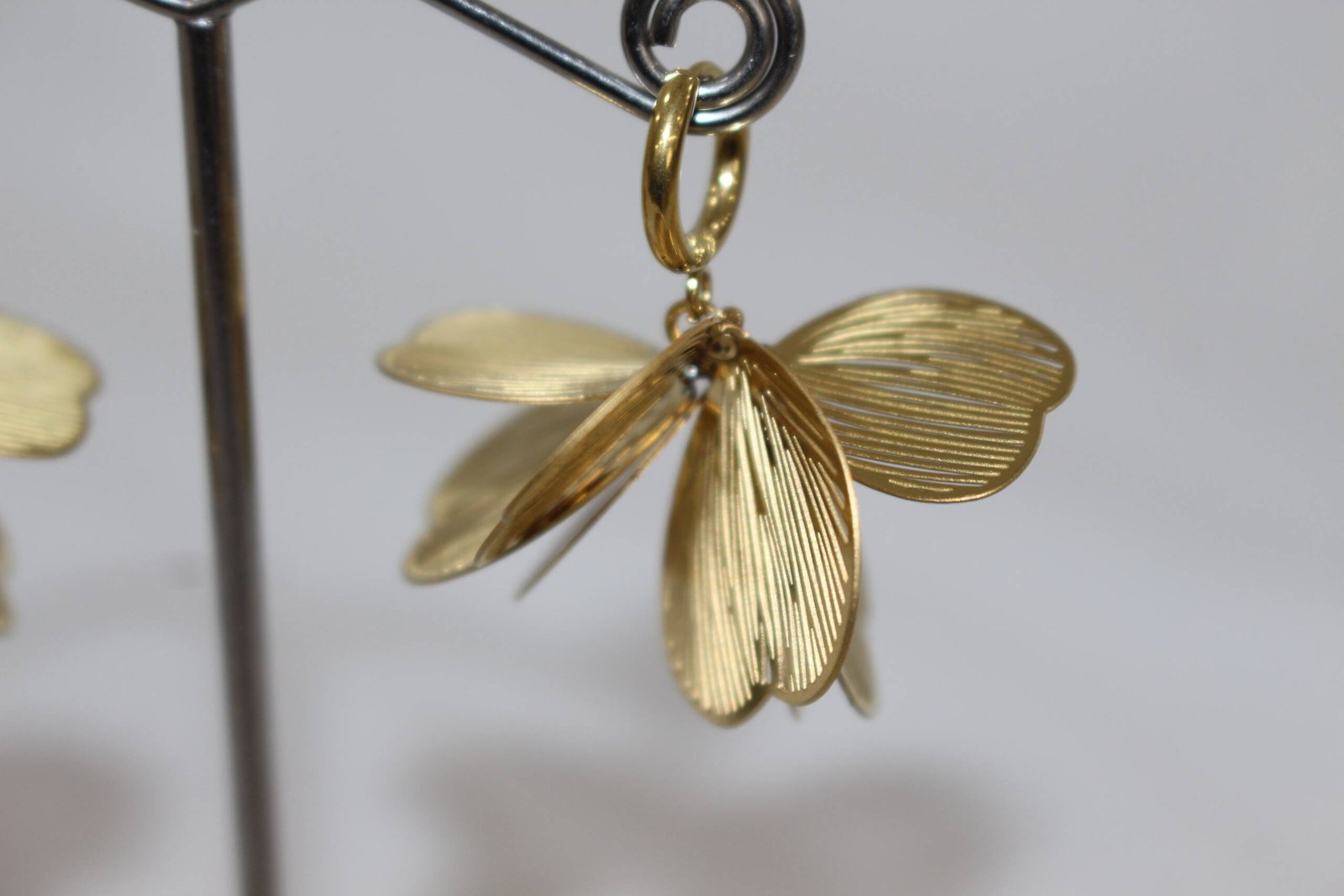 Pendiente aro y flor - Imagen 2