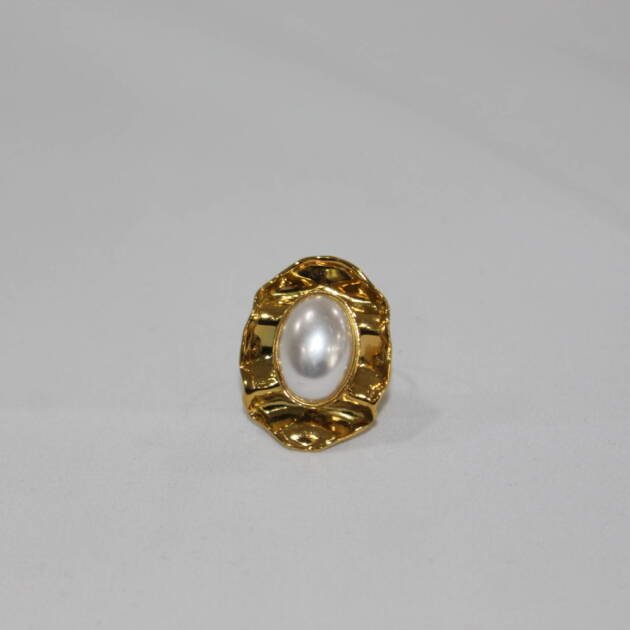 Anillo perla y dorado arrugado. Ágatha.