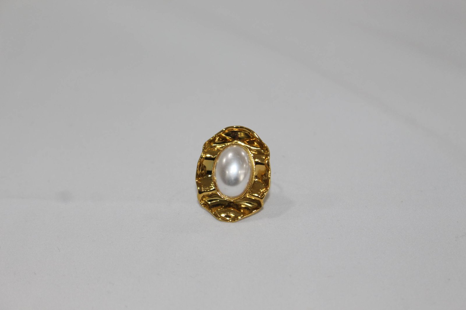 Anillo perla y dorado arrugado. Ágatha.