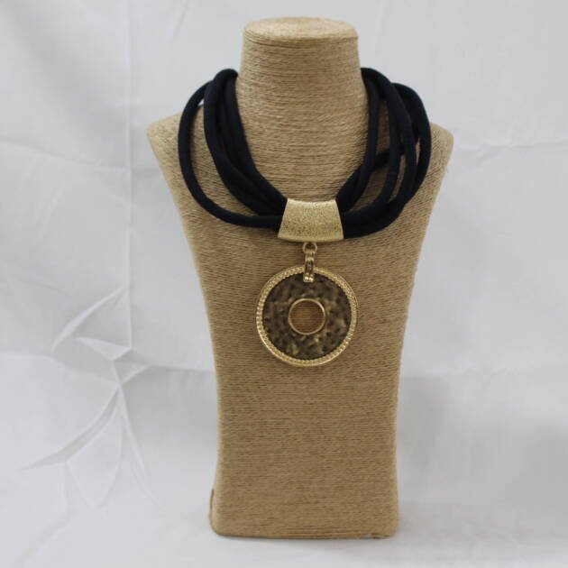 Colgante terciopelo y medallón