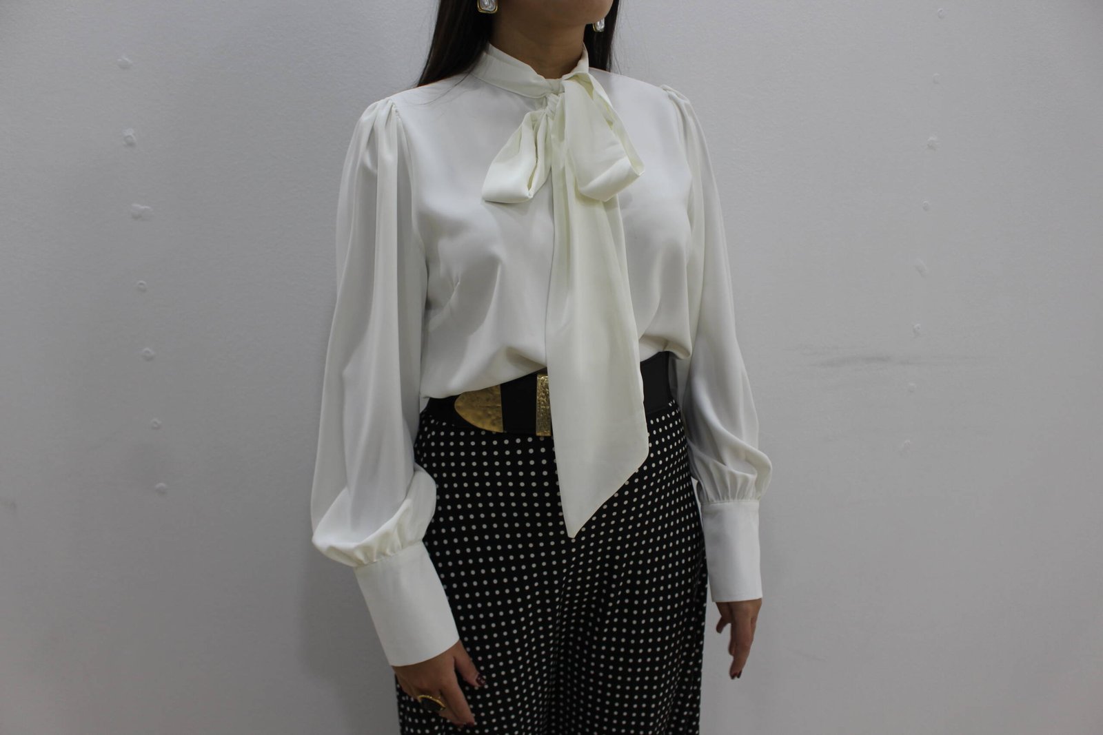 Camisa blanca con lazada - Imagen 2