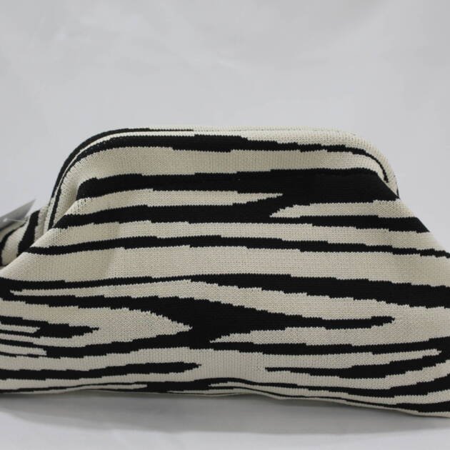 Cartera mano punto estampado