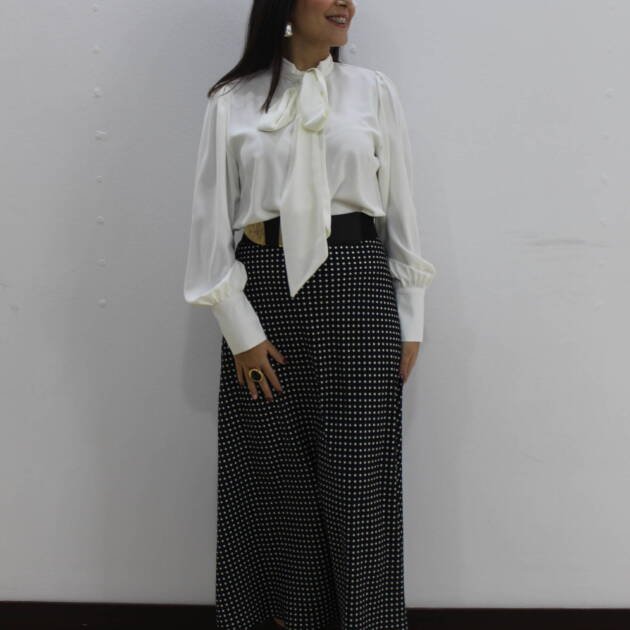 Camisa blanca con lazada