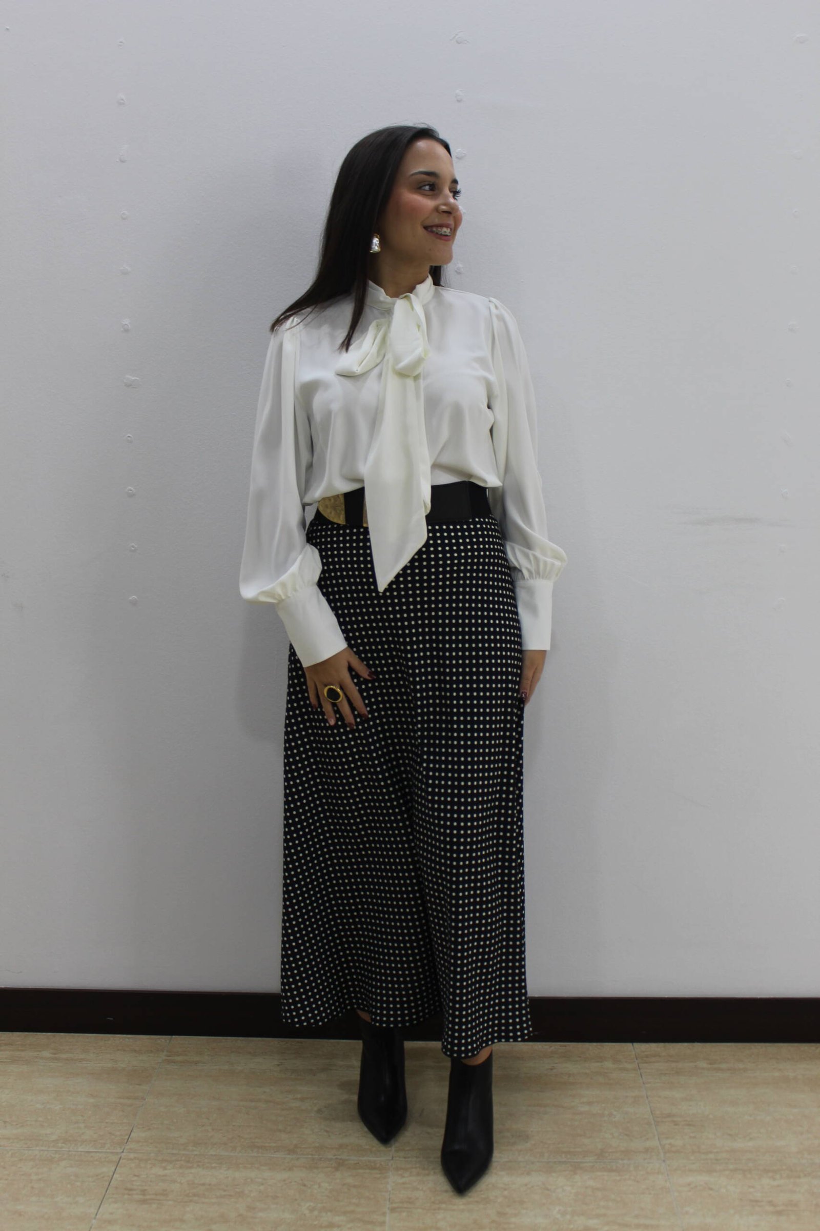 Camisa blanca con lazada